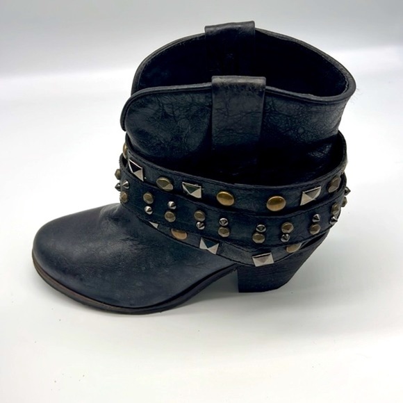 Circle G - Black Leather Distressed Studded Strap Pull On Ankle Boot Size 7.5 - Picture 11 of 15